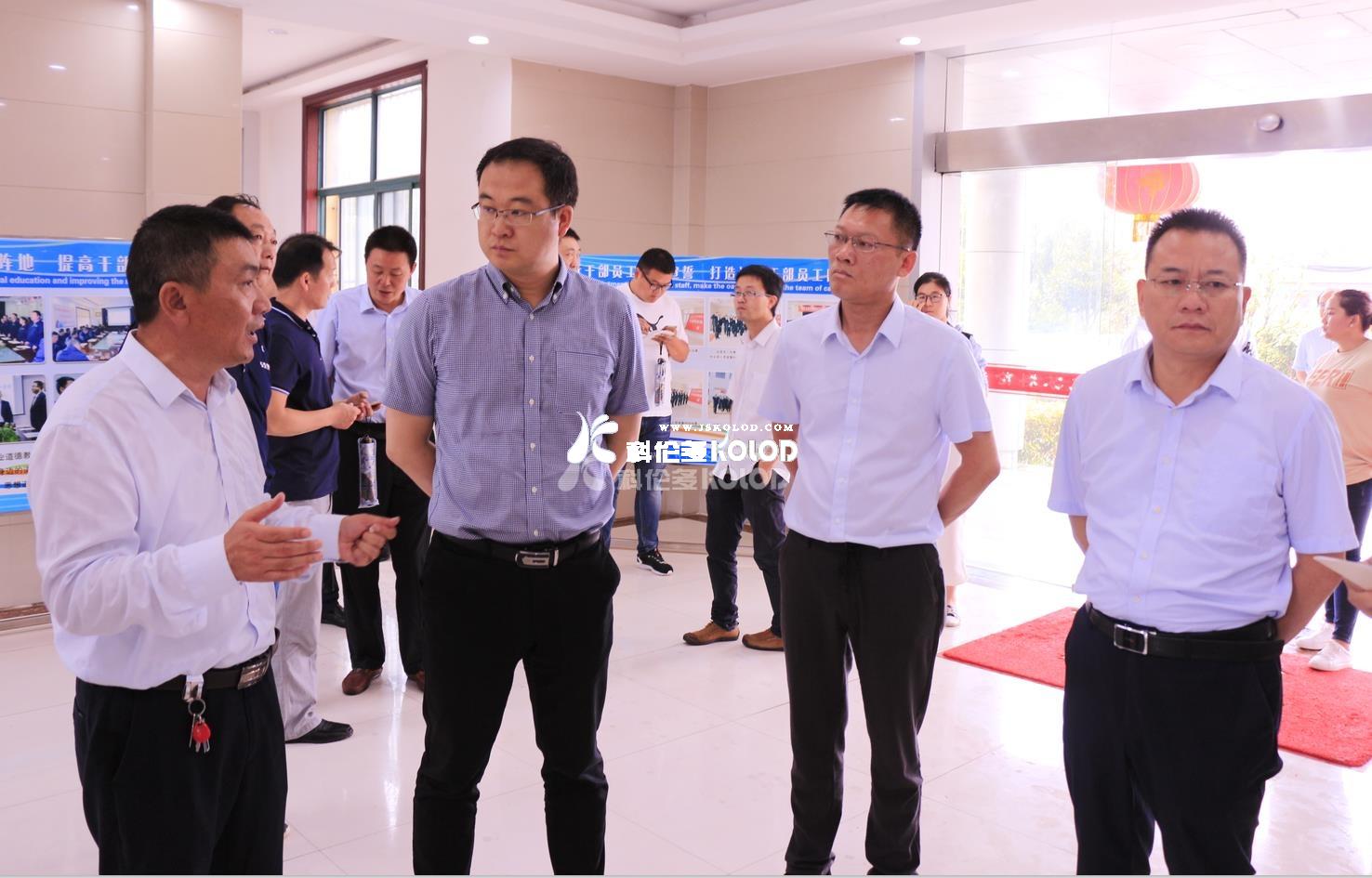 江蘇省僑商總會(huì )秘書(shū)長(cháng)馬云鵬，連云港市僑聯(lián)主席商曉東、灌云縣委常委、組織部部長(cháng)何崢嶸等領(lǐng)導陪同貴州省水城縣委副書(shū)記王鳴明等領(lǐng)導蒞臨科倫多調研參觀(guān)